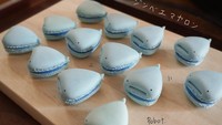 Macaron lain yang tak kalah menggemaskan yaitu berbentuk karakter ikan paus. Bentuknya menyerupai ikan dengan warna serba biru. Foto: Twitter @CocoGjf
