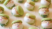 Macaron satu ini berbentuk anjing Shiba Inu yang lucu sekali. Karakter anjingnya dibuat seperti sedang mengumpet di antara macaron hijau. Foto: Twitter @CocoGjf