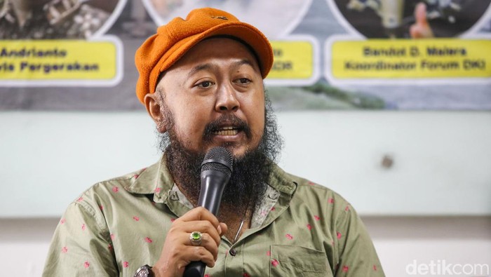 Direktur Eksekutif Studi Demokrasi Rakyat Hari Purwanto (kedua kanan), Aktivis Pergerakan Andrianto (kedua kiri), Koordinator Forum Diskusi Kebangkitan Indonesia Bandot D Malera dan Moderator Selfiani berbincang saat diskusi publik Bantuan Sosial BBM