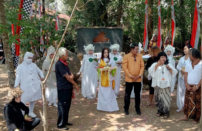 Dorong Ekosistem Konten Kreasi Budaya Lewat Festival Indonesia Bertutur 2022 Kementerian Pendidikan, Kebudayaan, Riset, dan Teknologi (Kemendikbudristek) menggelar Festival Indonesia Bertutur sebagai sarana untuk menjaga budaya berkelanjutan dan cagar budaya sebagai sumber ilmu pengetahuan.
