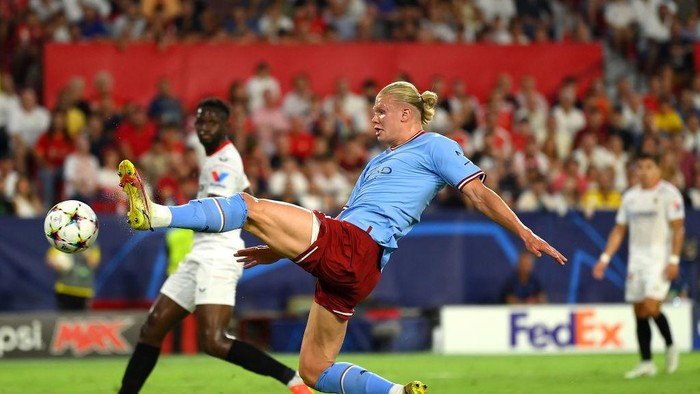SEVILLE, SPAIN - SEPTEMBER 06: Erling Haaland of Manchester City scores their sides first goal during the UEFA Champions League group G match between Sevilla FC and Manchester City at Estadio Ramon Sanchez Pizjuan on September 06, 2022 in Seville, Spain. (Photo by David Ramos/Getty Images)