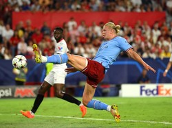 Haaland mencetak sepasang gol ke gawang Sevilla. Foto: Getty Images/David Ramos