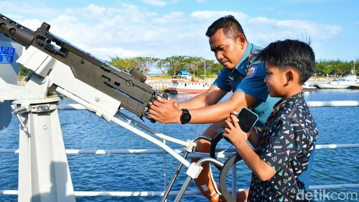 Farel naik kapal perang