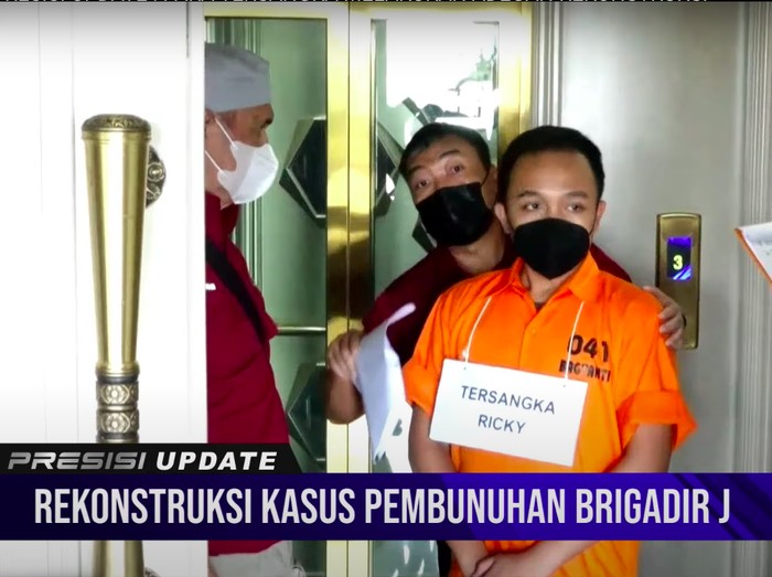 Foto: Bripka Ricky Rizal dalam rekonstruksi kasus pembunuhan Brigadir Yosua (YouTube Polri TV Radio)