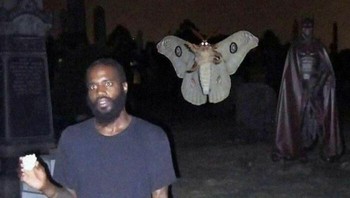 Penampakan foto di kuburan. Foto: Boredpanda