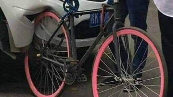 Kok mobilnya bisa penyok. Foto: Boredpanda