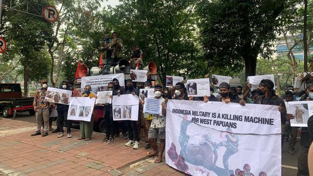 Front Mahasiswa Papua Peduli Korban Kekerasan mendatangi kantor Komnas HAM. Mereka mendesak Komnas HAM turun tangan mengusut peristiwa mutilasi warga sipil oleh oknum TNI di Kampung Pigapu, Distrik Mimika Timur, Kabupaten Mimika, Papua.