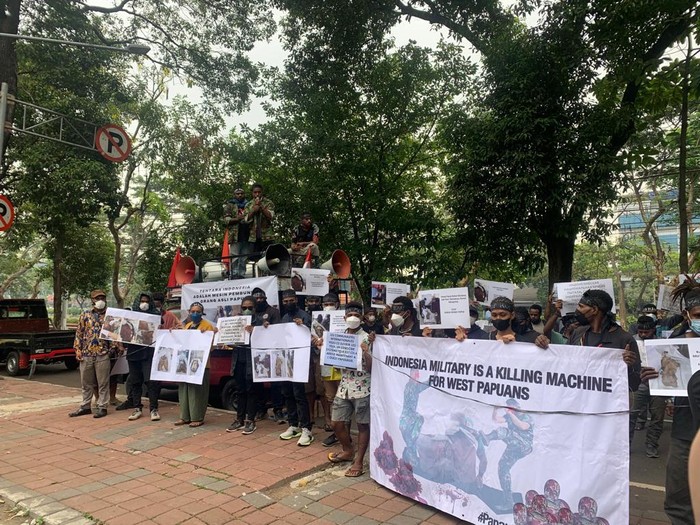 Front Mahasiswa Papua Peduli Korban Kekerasan mendatangi kantor Komnas HAM. Mereka mendesak Komnas HAM turun tangan mengusut peristiwa mutilasi warga sipil oleh oknum TNI di Kampung Pigapu, Distrik Mimika Timur, Kabupaten Mimika, Papua.