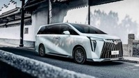 Dari depan, MPV ini terlihat cukup identik dengan tampilan Lexus LM 350. Mobil memiliki dimensi panjang 5.212 mm, lebar 1.893 mm, dan tinggi 1.823 mm. Kemudian jarak sumbu rodanya 3.070 mm. Foto: Paultan