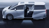 Seperti MPV Premium pada umumnya, Trumpchi M8 mengusung konfigurasi jok captain seat di baris kedua Ottoman dan speaker Yamaha terintegrasi ke headrest. Foto: Paultan