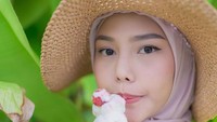 Setelah berhijab, Dara Arafah kini banyak mengisi berbagai produk pakaian muslimah. Disela-sela photoshootnya, Dara Arafah asyik menikmati es krim di tengah kebun. Foto: Instagram/daraarafah