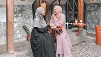 Dara Arafah juga terlibat dalam project busana Muslimah milik Laudya Cynthia Bella. Keduanya memang cukup dekat bahkan sampai hangout ke cafe bersama. Foto: Instagram/daraarafah
