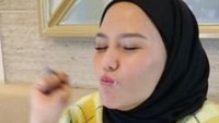 Dirinya juga menyukai makanan yang manis. Hal ini terlihat saat mencicipi dessert box ia sangat lahap. Foto: Instagram/daraarafah