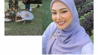 Mengusung konsep piknik, Dara Arafah dan Laudya Cynthia Bella melakukan photoshoot bersama. Keranjang piknik dengan berbagai camilan yang lezat lengkap dihadirkan di sebuah kebun yang asri. Foto: Instagram/daraarafah