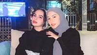 Tidak memutus tali silaturahmi, Dara Arafah tetap rutin hangout bersama teman-temannya. Makan malam di sebuah restoran mewah menjadi destinasi untuk menutup hari yang melelahkan. Foto: Instagram/daraarafah