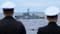 Pelaut perusak anti-kapal selam Marsekal Shaposhnikov mengambil bagian dalam latihan militer Vostok-2022.