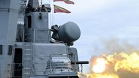 Kapal perusak anti-kapal selam Marsekal Shaposhnikov Rusia menembak selama latihan militer Vostok-2022. Berdasarkan keterangan Moskow, latihan tersebut melibatkan 50 ribu tentara dan 5 ribu peralatan militer, termasuk 140 pesawat militer dan 60 kapal perang. (Kirill Kudryavtsev/AFP/Getty Images)