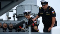Pelaut perusak anti-kapal selam Marsekal Shaposhnikov mengambil bagian dalam latihan militer Vostok-2022. Latihan militer ini juga menunjukkan bahwa Moskow memiliki cukup pasukan dan peralatan untuk melakukan latihan besar-besaran bahkan ketika pasukannya terlibat dalam aksi militer di Ukraina. 