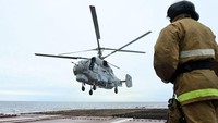 Helikopter militer Ka-27PL Rusia terbang di atas dek perusak anti-kapal selam Marshal Shaposhnikov selama latihan militer Vostok-2022. (Kirill Kudryavtsev/AFP/Getty Images)
