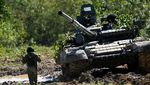 Gaya Putin Pantau Langsung Latihan Militer Rusia-China