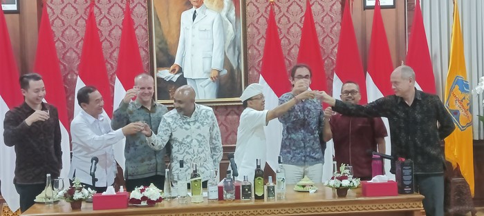 Gubernur Bali I Wayan Koster bertemu dengan para pelaku pariwisata dan perajin arak di Rumah Jabatan, Jayasabha, Denpasar (7/9/2022).