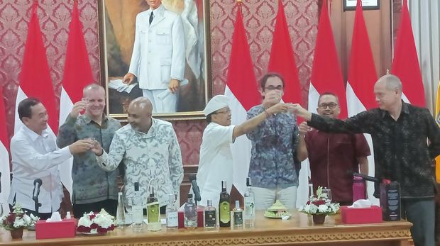 Gubernur Bali I Wayan Koster bertemu dengan para pelaku pariwisata dan perajin arak di Rumah Jabatan, Jayasabha, Denpasar (7/9/2022).