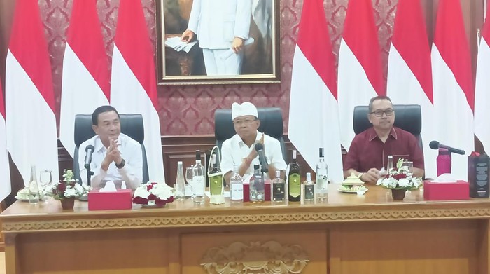 Gubernur Bali I Wayan Koster saat menerima para pelaku wisata dan pengrajin arak di Rumah Jabatan, Jayasabha, Denpasar, Rabu (7/9/2022)