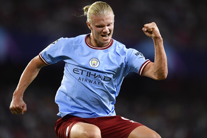 Manchester Citys Erling Haaland celebrates with Manchester Citys Bernardo Silva after scoring his sides third goal during the group G Champions League soccer match between Sevilla and Manchester City in Seville, Spain, Tuesday, Sept. 6, 2022. (AP Photo/Jose Breton)