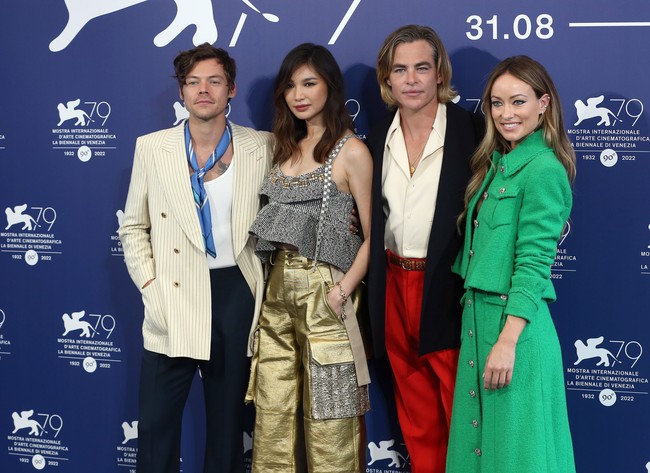 Sedangkan dalam sesi photo call bersama Gemma Chan dan Chris Pine, Harry Styles dan Olivia Wilde kembali tampil bersama meski tidak berdekatan. Mereka juga lagi-lagi kompak mengenakan busana dari Gucci. Foto: Getty Images