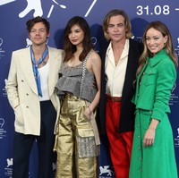 Sedangkan dalam sesi photo call bersama Gemma Chan dan Chris Pine, Harry Styles dan Olivia Wilde kembali tampil bersama meski tidak berdekatan. Mereka juga lagi-lagi kompak mengenakan busana dari Gucci. Foto: Getty Images