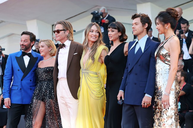 Harry Styles dan Olivia Wilde hadir dalam premier film Dont Worry Darling di Venice Film Festival. Dalam film tersebut, Harry berperan sebagai pemain utama sedangkan Olivia adalah sutradaranya. Foto: Getty Images