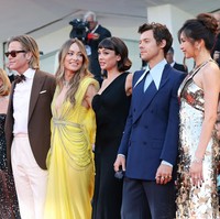 Harry Styles dan Olivia Wilde hadir dalam premier film Dont Worry Darling di Venice Film Festival. Dalam film tersebut, Harry berperan sebagai pemain utama sedangkan Olivia adalah sutradaranya. Foto: Getty Images