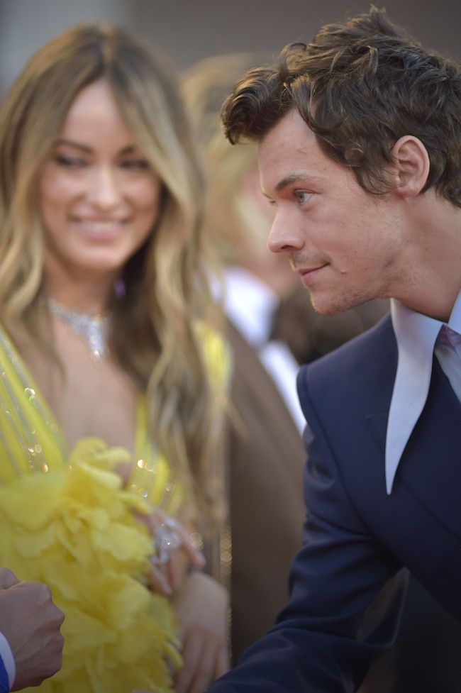 Meski tidak berdampingan apalagi terlihat mesra, gaya mereka tampak serasi dengan gaya stylish masing-masing.Foto: Getty Images