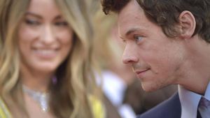 Foto Harry Styles dan Olivia Wilde Perdana di Red Carpet, Kompak Pakai Gucci