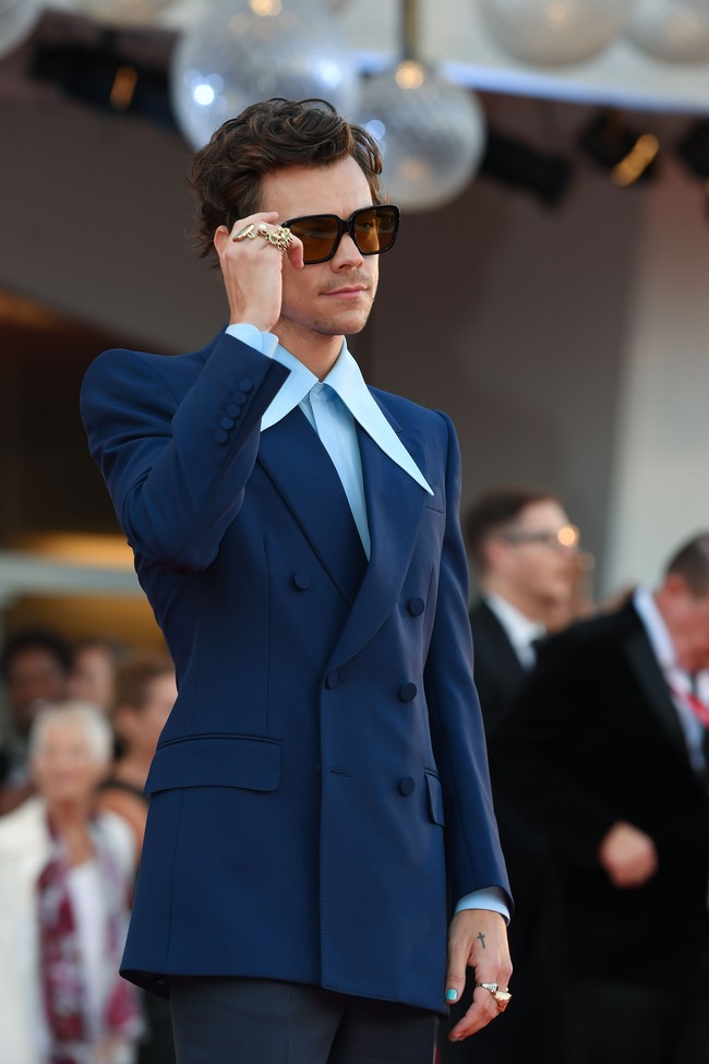 Dalam gelaran premiere bersama para pemain lainnya, Harry Styles terlihat menawan dengan setelan Gucci. Penampilannya terlihat unik dengan kemeja berkerah meruncing dan celana berpotongan flare.Foto: Getty Images