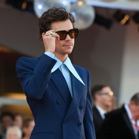 Dalam gelaran premiere bersama para pemain lainnya, Harry Styles terlihat menawan dengan setelan Gucci. Penampilannya terlihat unik dengan kemeja berkerah meruncing dan celana berpotongan flare.Foto: Getty Images