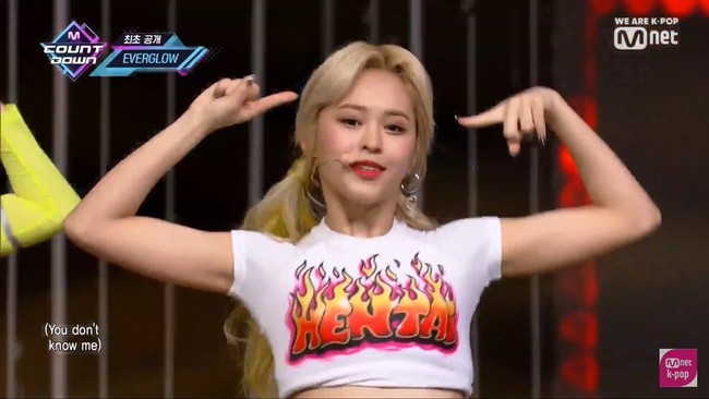 Penggemar E:U EVERGLOW juga mempertanyakan stylist-nya saat terlihat tampil di acara musik MCountdown memakai crop top putih bertuliskan kata “HENTAI” yang berarti konten porno Jepang. Meskipun mengandung tulisan tak senonoh, banyak penggemar yang menganggapnya keren. Foto: Instagram