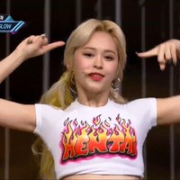 Penggemar E:U EVERGLOW juga mempertanyakan stylist-nya saat terlihat tampil di acara musik MCountdown memakai crop top putih bertuliskan kata “HENTAI” yang berarti konten porno Jepang. Meskipun mengandung tulisan tak senonoh, banyak penggemar yang menganggapnya keren. Foto: Instagram
