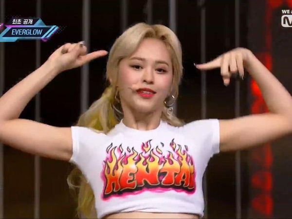 Foto: 8 Idol KPop Pakai Baju dengan Tulisan Kontroversial, Berbau Sensual