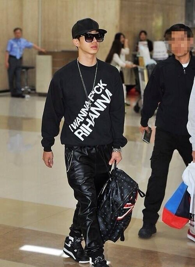 Personel boygroup senior, Gikwang BEAST pernah memakai hoodie dengan tulisan berbau sensual yang menyebutkan nama penyanyi terkenal. Saat terlihat di bandara, dia mengenakan hoodie hitam bertuliskan “I WANNA F*CK RIHANNA.” Foto: Instagram