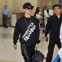 Personel boygroup senior, Gikwang BEAST pernah memakai hoodie dengan tulisan berbau sensual yang menyebutkan nama penyanyi terkenal. Saat terlihat di bandara, dia mengenakan hoodie hitam bertuliskan “I WANNA F*CK RIHANNA.” Foto: Instagram