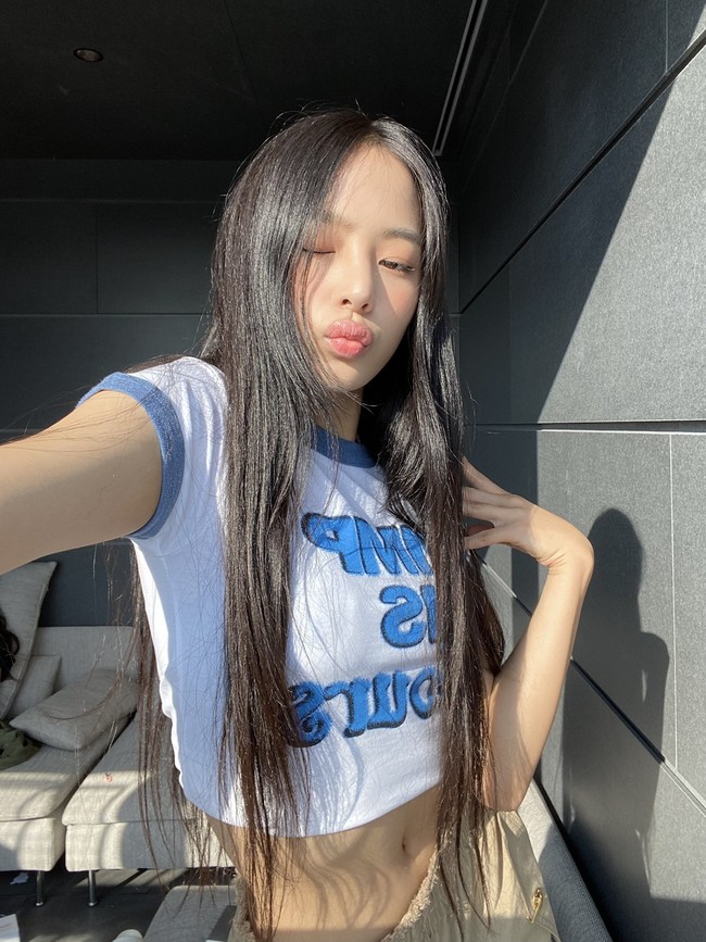 Baru-baru ini, Minji NewJeans yang masih di bawah umur terlihat memakai kaos putih bertuliskan “PIMP IS YOURS.” Kata “Pimp” sendiri memiliki konotasi negatif yang berarti “pria yang menjalani bisnis prostitusi.” Netizen Korea menduga Minji tidak mengerti arti tulisan dalam bajunya, dan mengecam stylist grup NewJeans yang dinilai harus lebih selektif dan berhati-hati. Foto: Instagram