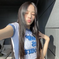 Baru-baru ini, Minji NewJeans yang masih di bawah umur terlihat memakai kaos putih bertuliskan “PIMP IS YOURS.” Kata “Pimp” sendiri memiliki konotasi negatif yang berarti “pria yang menjalani bisnis prostitusi.” Netizen Korea menduga Minji tidak mengerti arti tulisan dalam bajunya, dan mengecam stylist grup NewJeans yang dinilai harus lebih selektif dan berhati-hati. Foto: Instagram