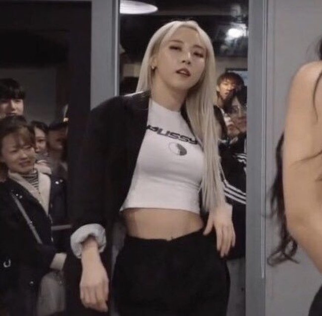 MAMAMOO pernah muncul dalam video 1MILLIONDANCESTUDIO saat menampilkan lagu ‘gogobebe’ bersama koreografernya Mina Myoung. Kaos yang dikenakan Moonbyul sontak mencuri perhatian karena bertuliskan kata “PUSSY” yang diartikan sebagai alat kelamin wanita dalam bahasa Inggris. Penampilannya dianggap ikonik. Foto: Instagram