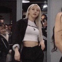 MAMAMOO pernah muncul dalam video 1MILLIONDANCESTUDIO saat menampilkan lagu ‘gogobebe’ bersama koreografernya Mina Myoung. Kaos yang dikenakan Moonbyul sontak mencuri perhatian karena bertuliskan kata “PUSSY” yang diartikan sebagai alat kelamin wanita dalam bahasa Inggris. Penampilannya dianggap ikonik. Foto: Instagram
