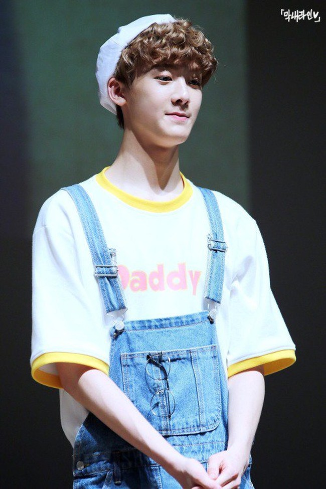 Sanha, rekan personel Cha Eun Woo dalam grup ASTRO pernah memakai kaos dengan tulisan yang mengundang tanya penggemar. Terlebih Sanha menjadi personel termuda dalam grup tersebut. Dia memakai kaos bertuliskan “DADDY” yang memiliki konotasi negatif dan berbau sensual. Foto: Instagram
