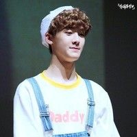 Sanha, rekan personel Cha Eun Woo dalam grup ASTRO pernah memakai kaos dengan tulisan yang mengundang tanya penggemar. Terlebih Sanha menjadi personel termuda dalam grup tersebut. Dia memakai kaos bertuliskan “DADDY” yang memiliki konotasi negatif dan berbau sensual. Foto: Instagram