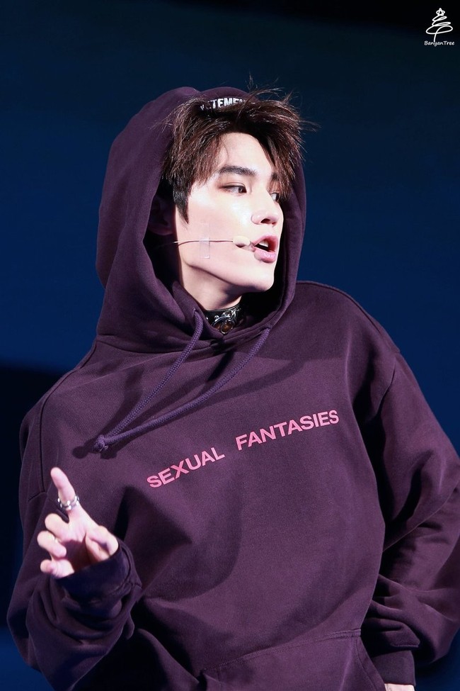 Di awal debutnya, Taeyong NCT terlihat memakai hoodie berwarna ungu dengan tulisan “SEXUAL FANTASIES” alias fantasi seksual. Hoodie keluaran brand Vetements itu ternyata juga pernah dikenakan Yuta NCT, Chanyeol EXO, dan Yunhyeong iKON. Foto: Instagram