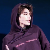 Di awal debutnya, Taeyong NCT terlihat memakai hoodie berwarna ungu dengan tulisan “SEXUAL FANTASIES” alias fantasi seksual. Hoodie keluaran brand Vetements itu ternyata juga pernah dikenakan Yuta NCT, Chanyeol EXO, dan Yunhyeong iKON. Foto: Instagram