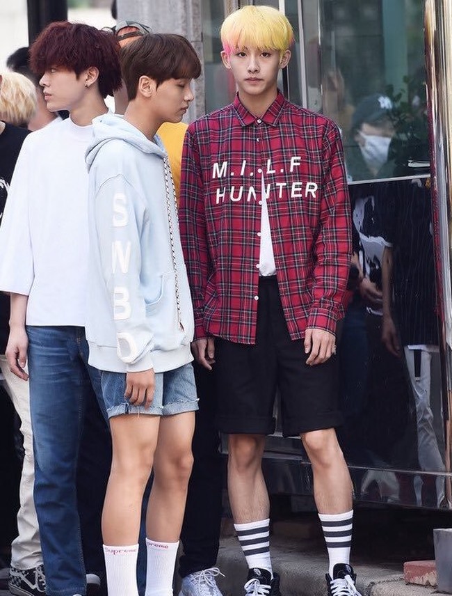 Winwin NCT juga pernah menjadi sorotan saat tiba di gedung KBS memakai kemeja kotak-kotak bertuliskan “MILF HUNTER.” Baju yang dikenakan Winwin sontak menuai kontroversi karena mengandung kata yang berbau sensual dan tidak pantas dikenakan idol KPop. Sebab kata “MILF” dikenal luas dengan artinya “Mother I’d Like To F*ck.” Foto: Instagram